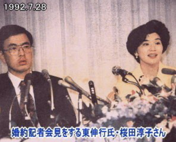 桜田淳子と夫•東伸行の統一教会結婚記者会見の画像